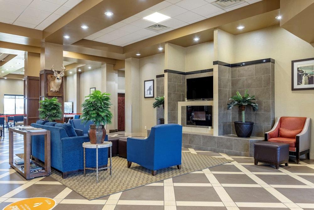 Comfort Suites Batesville photo 17