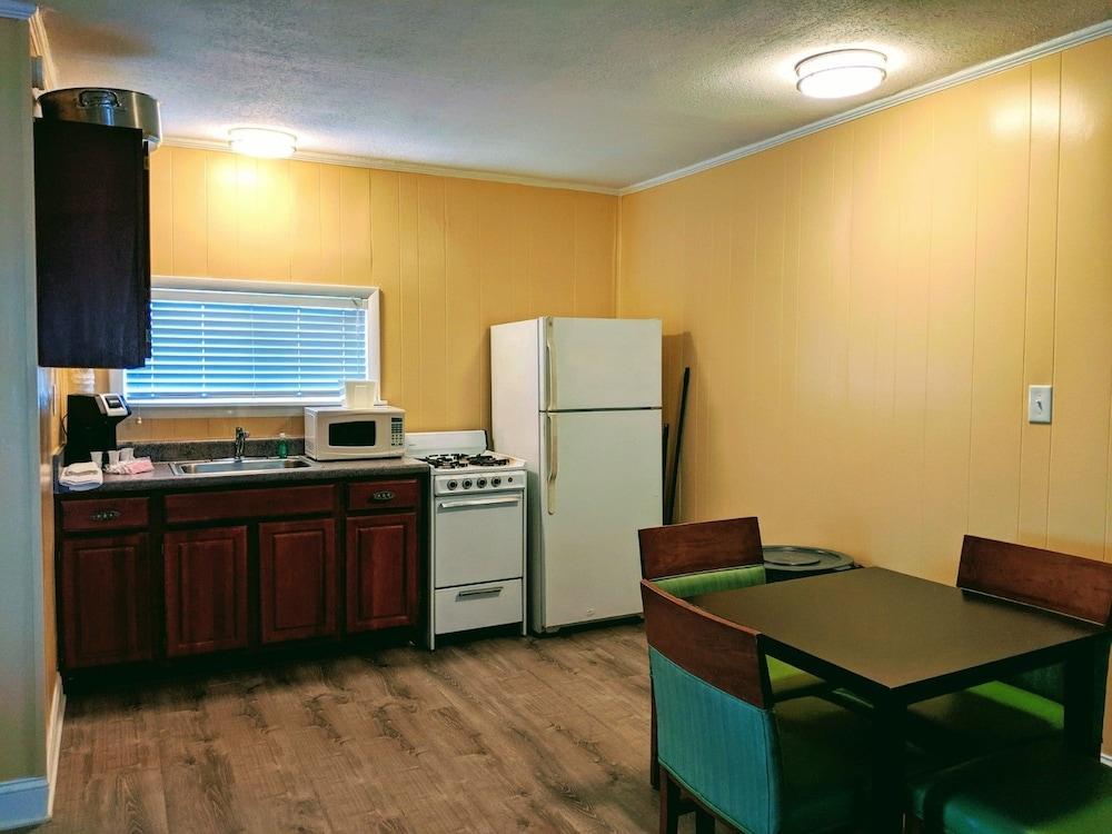 Colonial Inn Motel photo 23