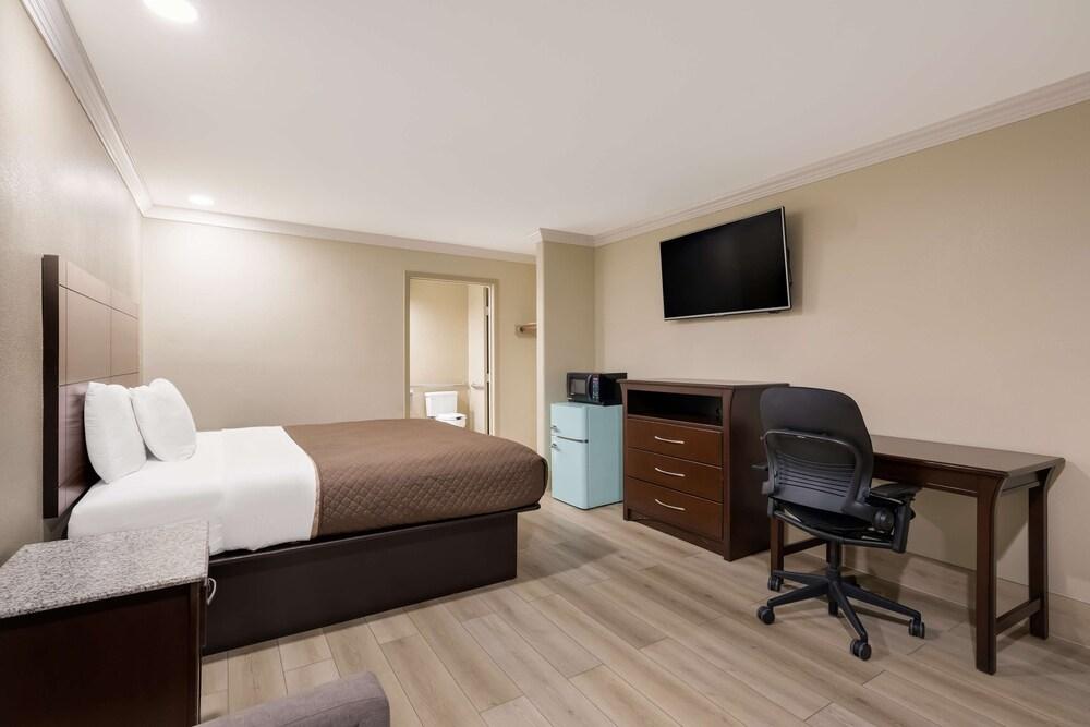Americas Best Value Inn Houston Heights at I-45 photo 10