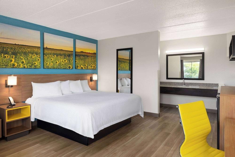 Days Inn & Suites by Wyndham Indianapolis Airport East photo 14