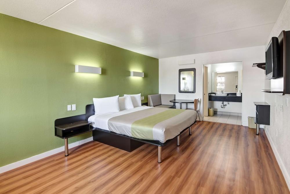 Motel 6 Dallas, TX - Forest Lane photo 11