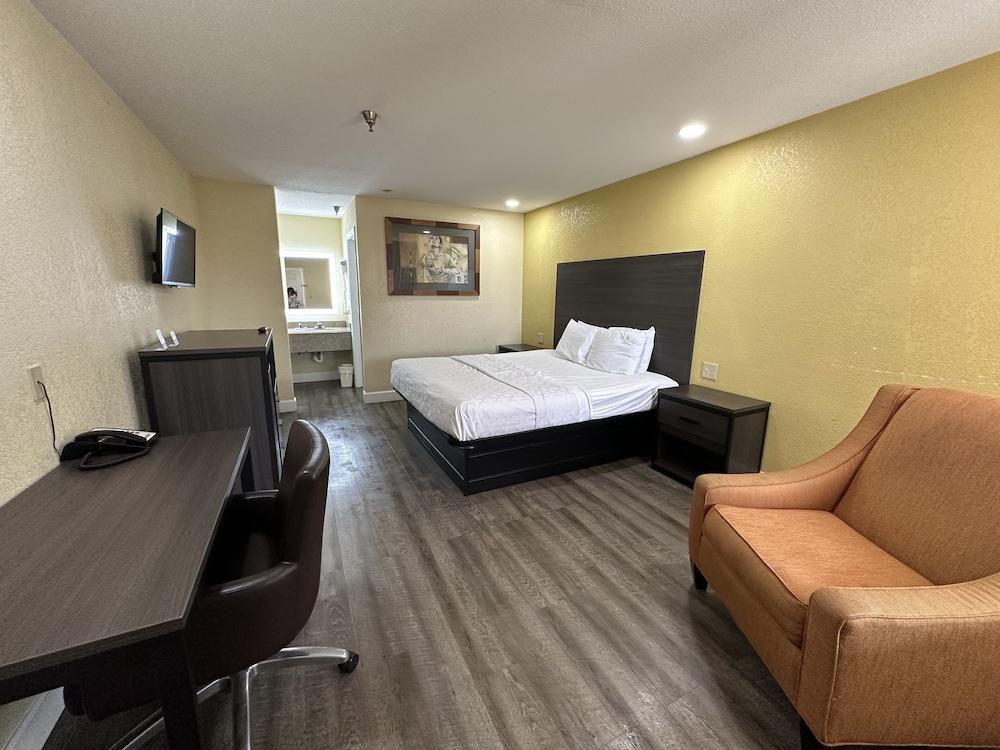 Rodeway Inn & Suites Highway 290 Northwest photo 8