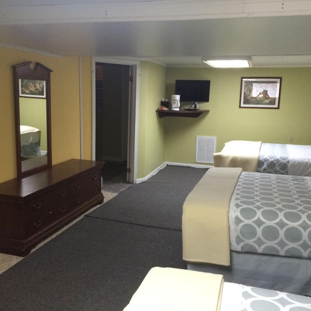 Dixie Plaza Hotel photo 40