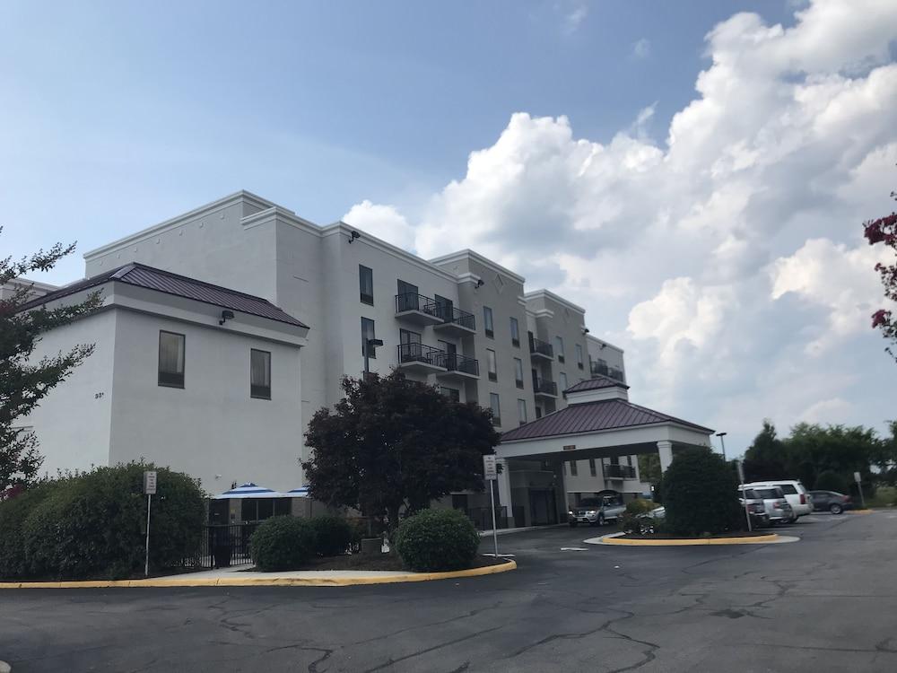Comfort Suites South Park photo 39