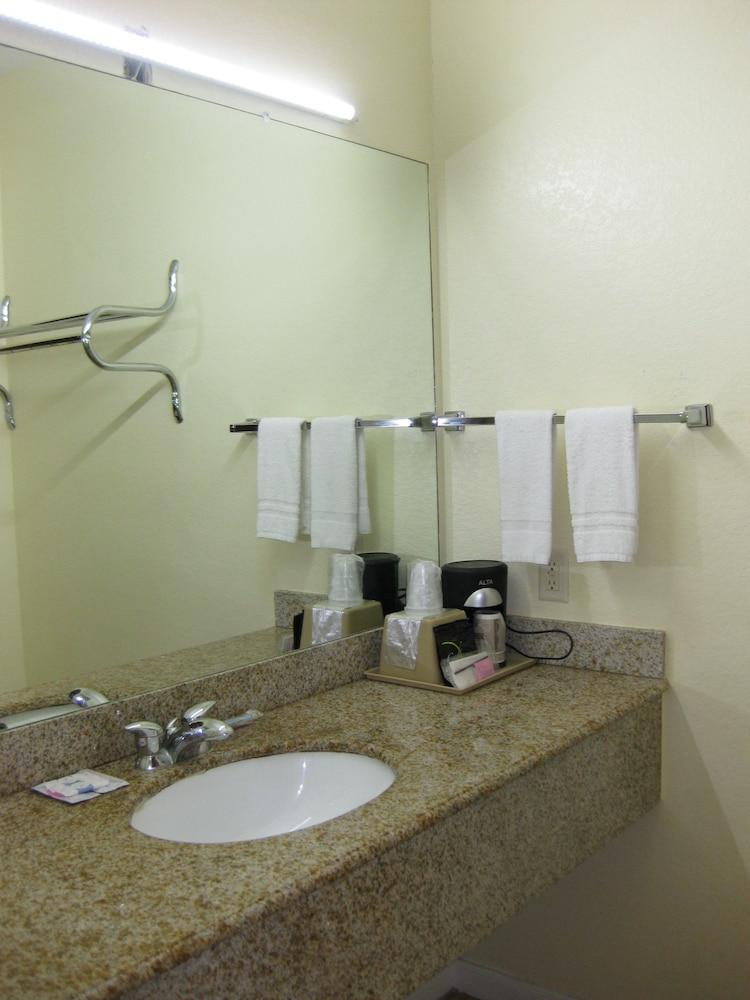 Scottish Inn and Suites photo 16