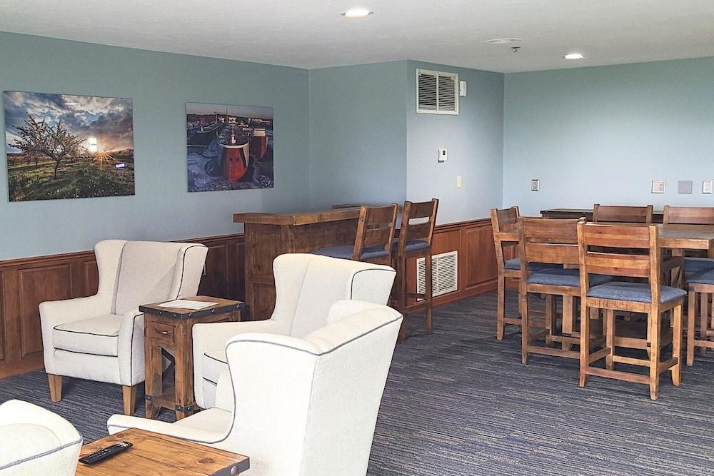 Bridgeport Waterfront Resort photo 5