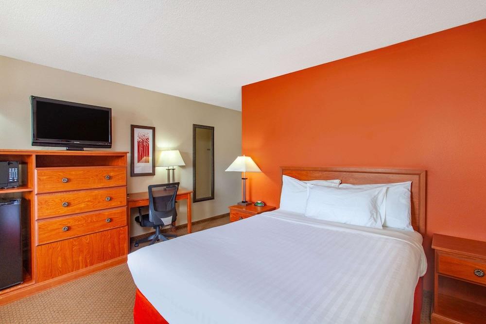 AmericInn by Wyndham Willmar photo 9