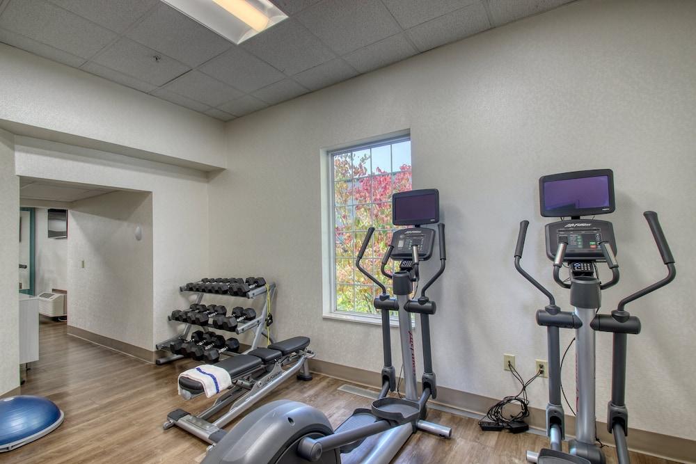 Holiday Inn Express Hotel & Suites Oshkosh by IHG photo 40