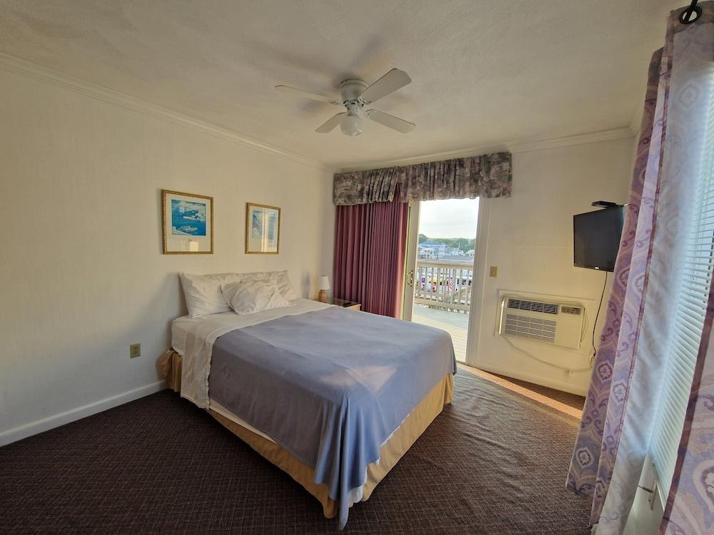 Sandcastle Beachfront Inn photo 11