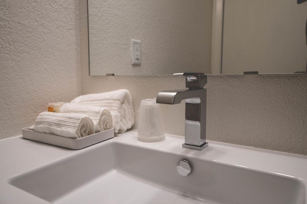 Lakeside Inn photo 15