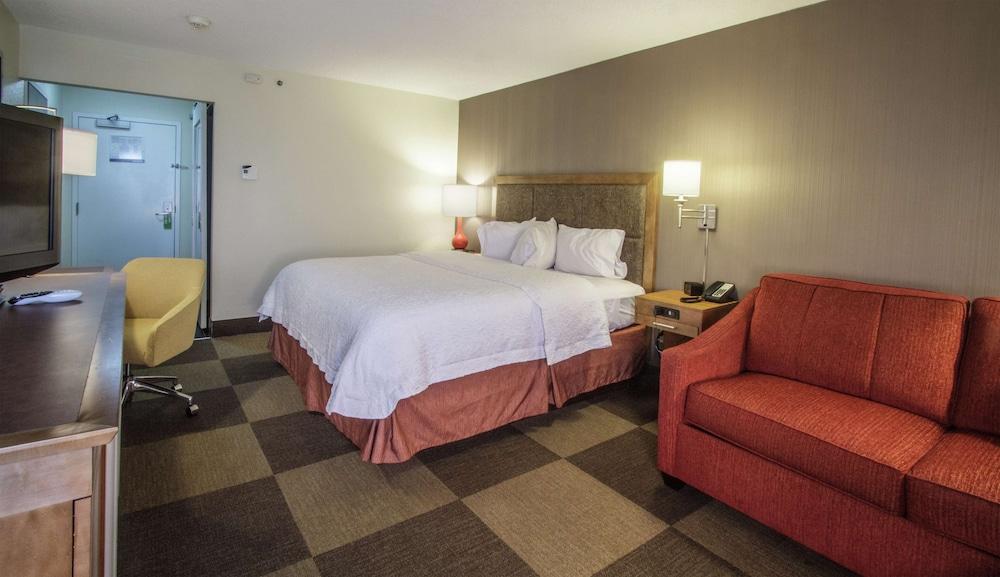 Hampton Inn South Haven photo 17