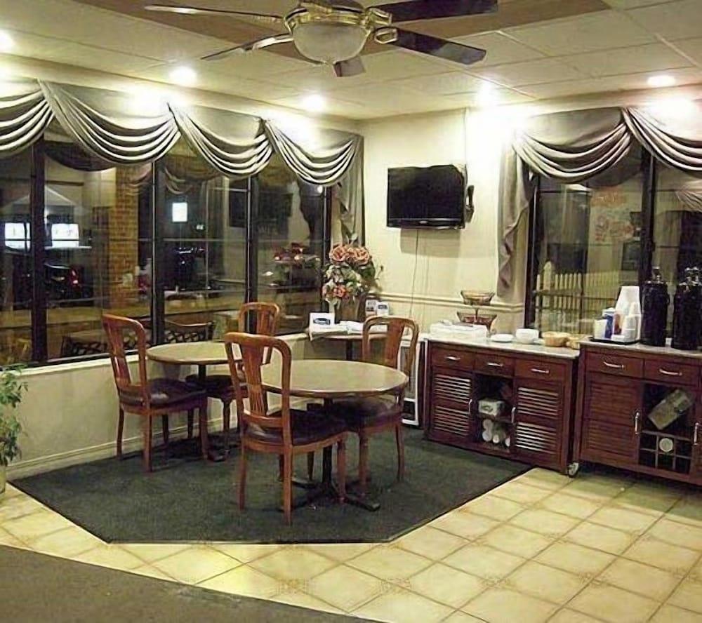 Colonie inn and Suites photo 18