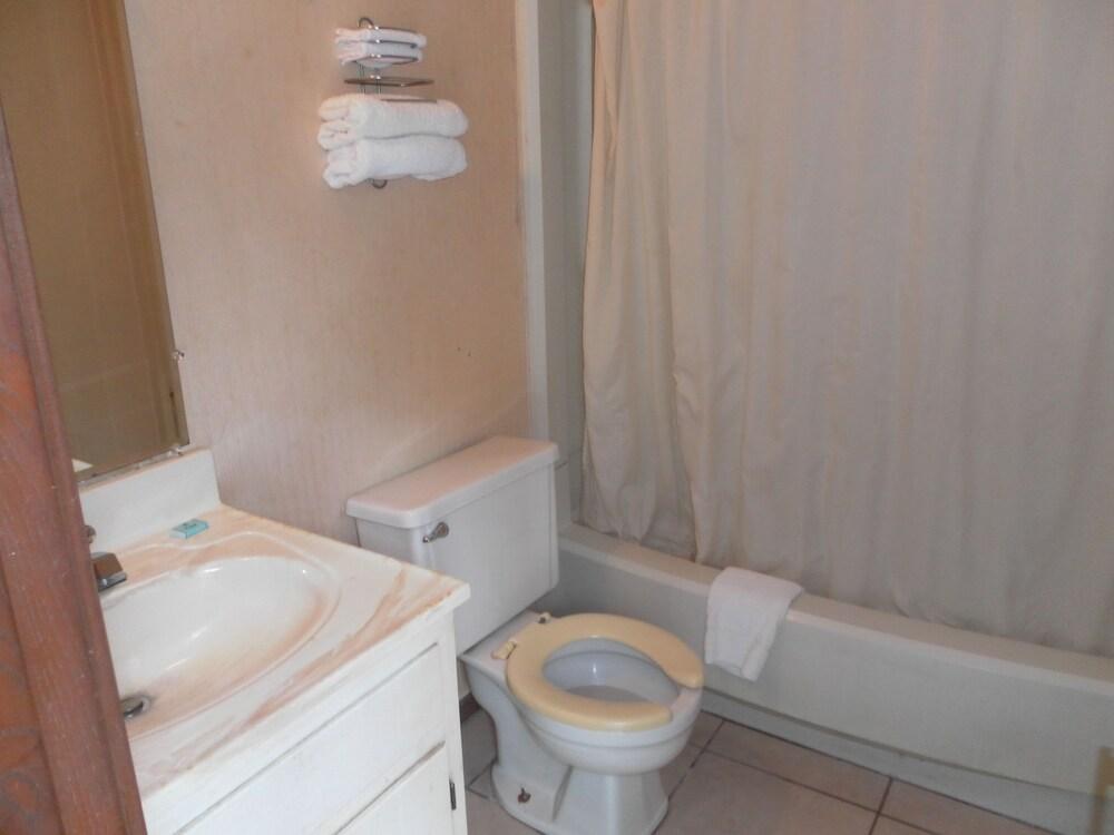 Tidewater Motel photo 12