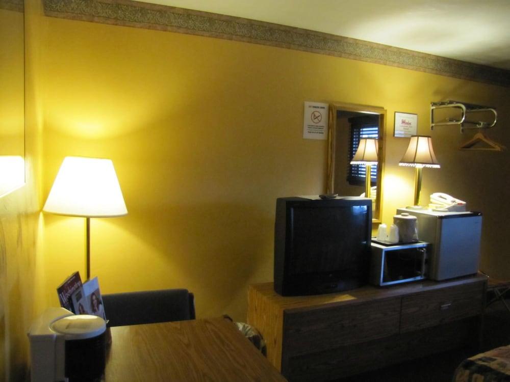 Colonial Inn Motel photo 22