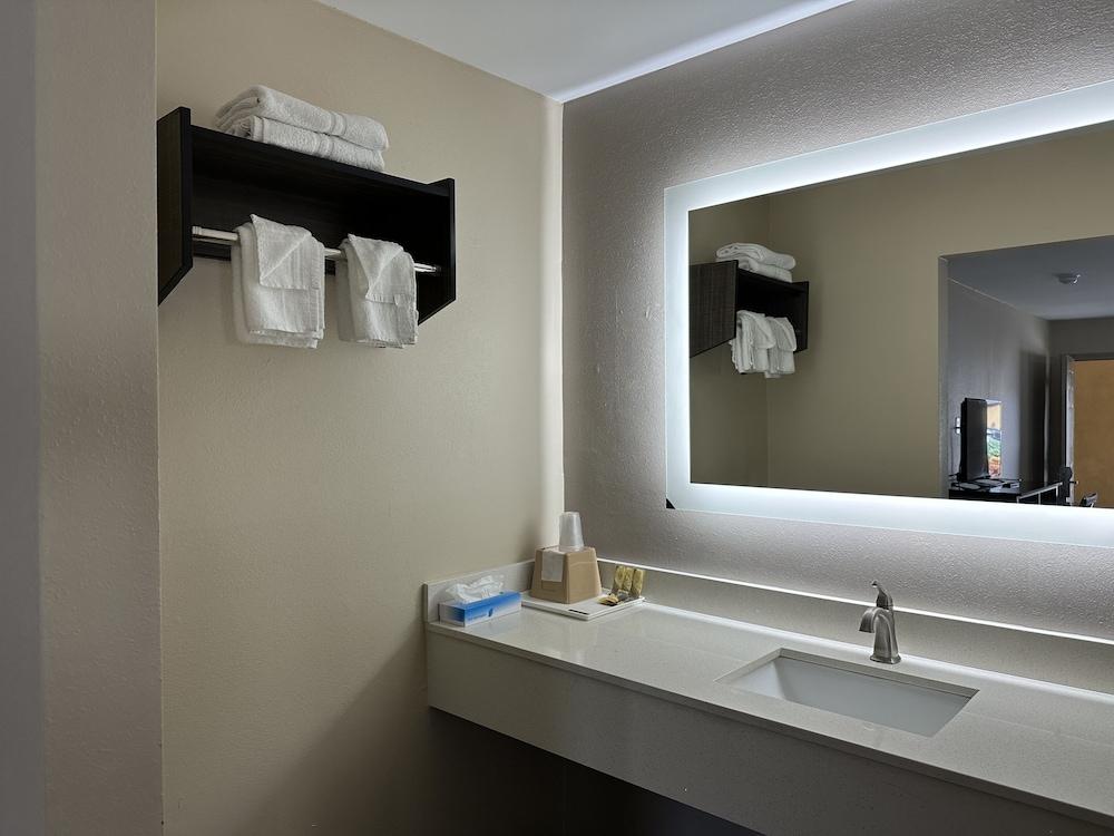 Express Inn & Suites photo 3