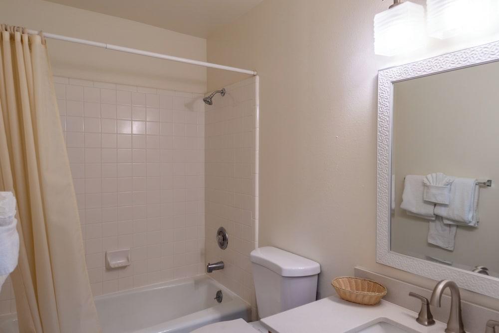 Road Creek Inn photo 85