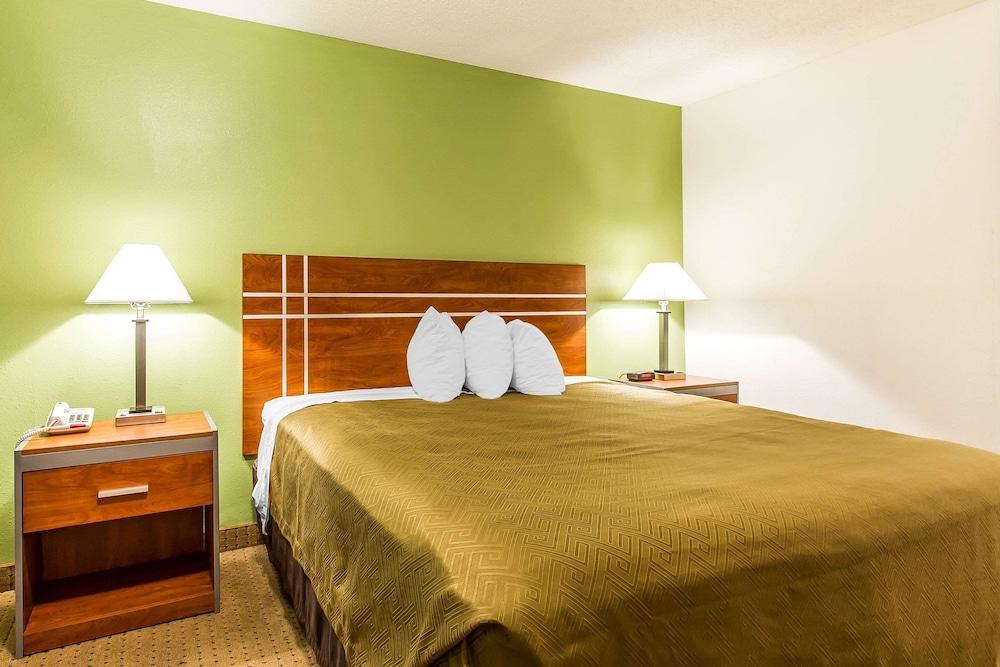 Econo Lodge Inn & Suites Pekin - Peoria Area photo 17