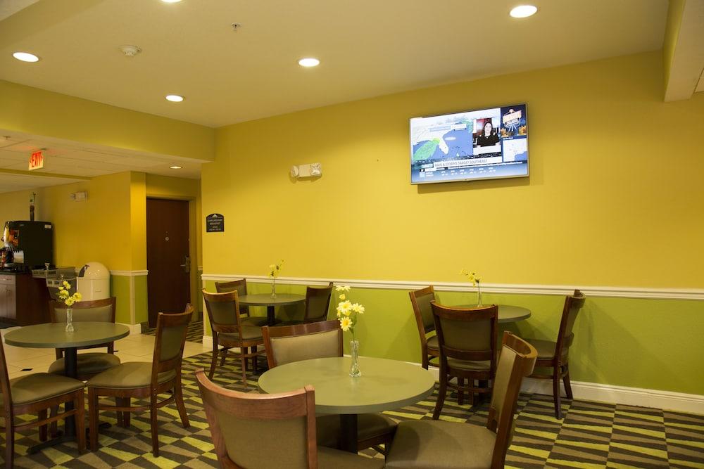 Microtel Inn & Suites by Wyndham Panama City photo 38