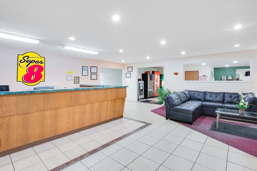 Super 8 by Wyndham Kennett photo 2