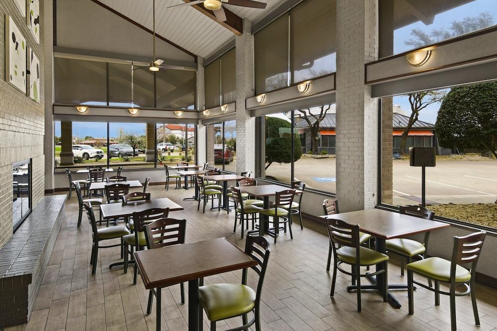 Red Roof Inn & Suites Irving – DFW Airport South photo 2
