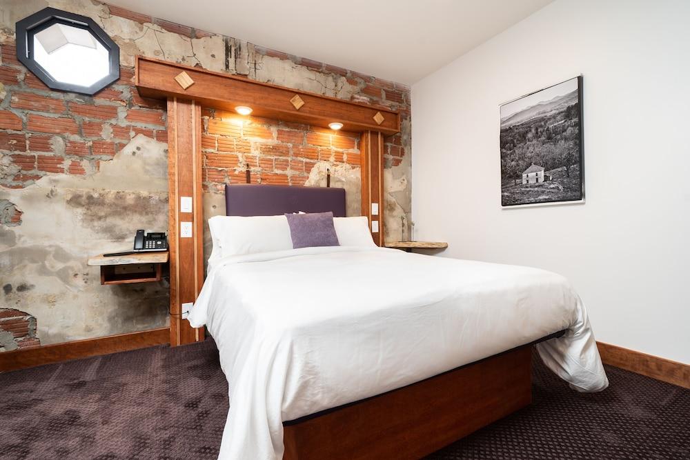 The Horton Hotel and Rooftop Lounge photo 36