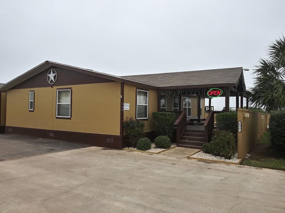 Cotulla Homes photo 8