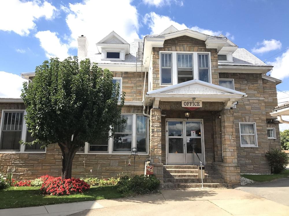 Colonial Hotel-Motel — hotel in Buckhannon