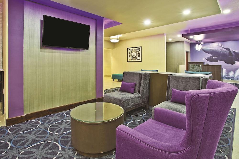 La Quinta Inn & Suites by Wyndham Fairborn Wright-Patterson photo 2