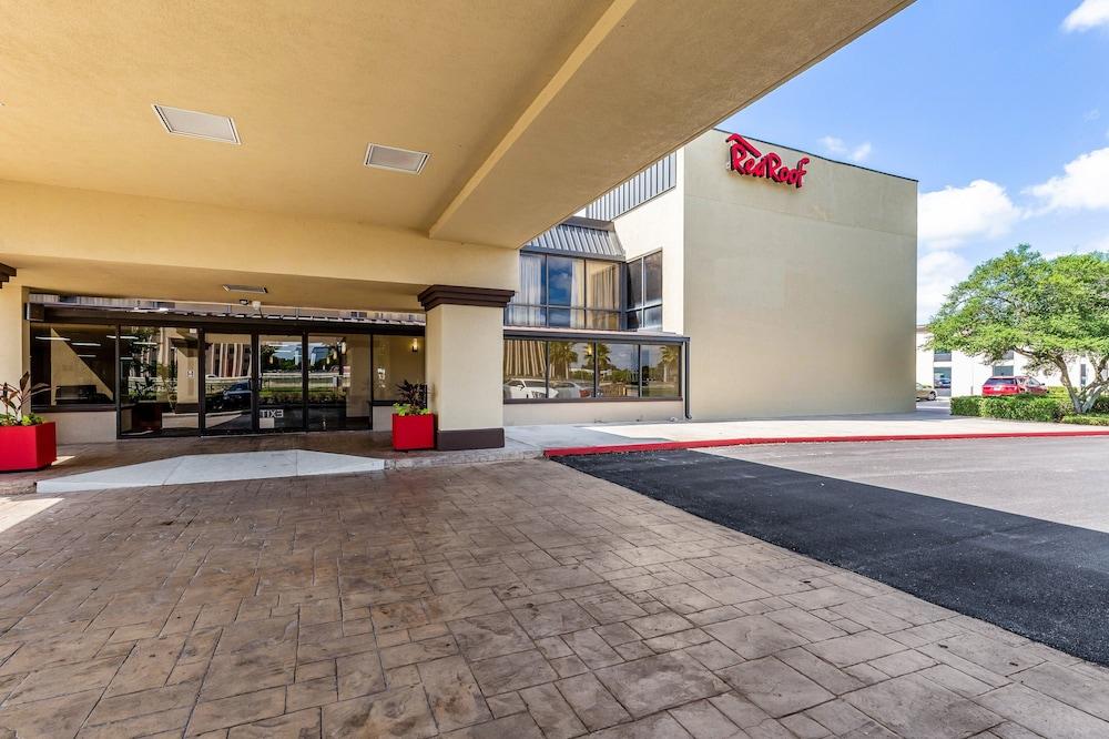 Red Roof Inn PLUS+ & Suites Houston - IAH Airport SW photo 5