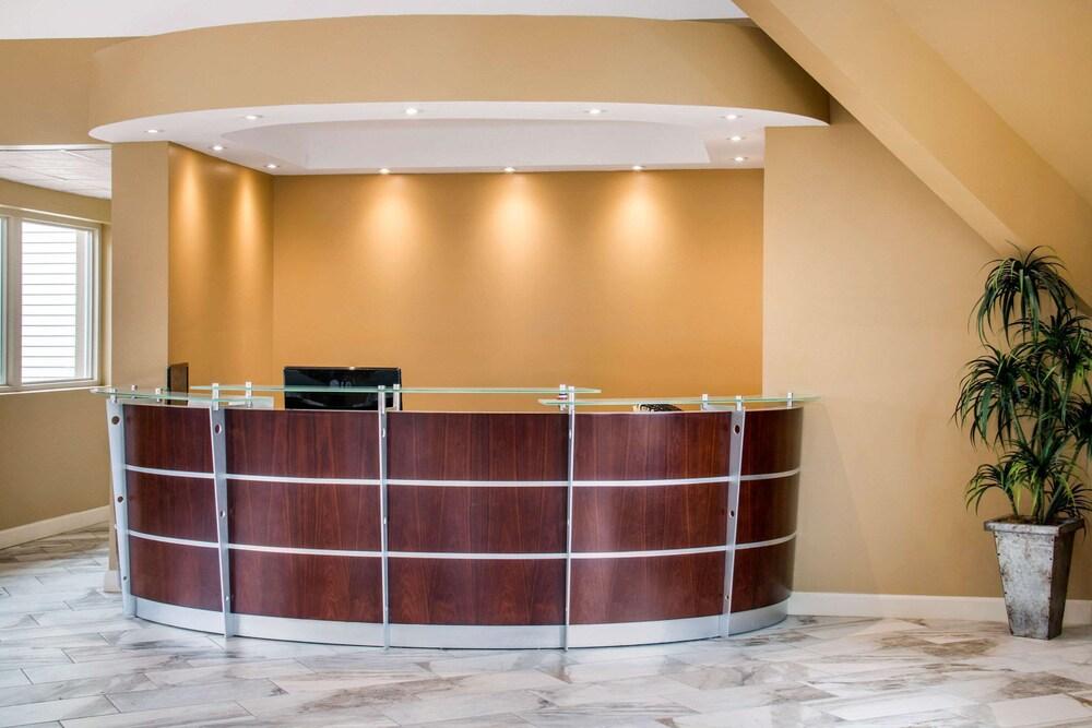 Econo Lodge Inn And Suites photo 3