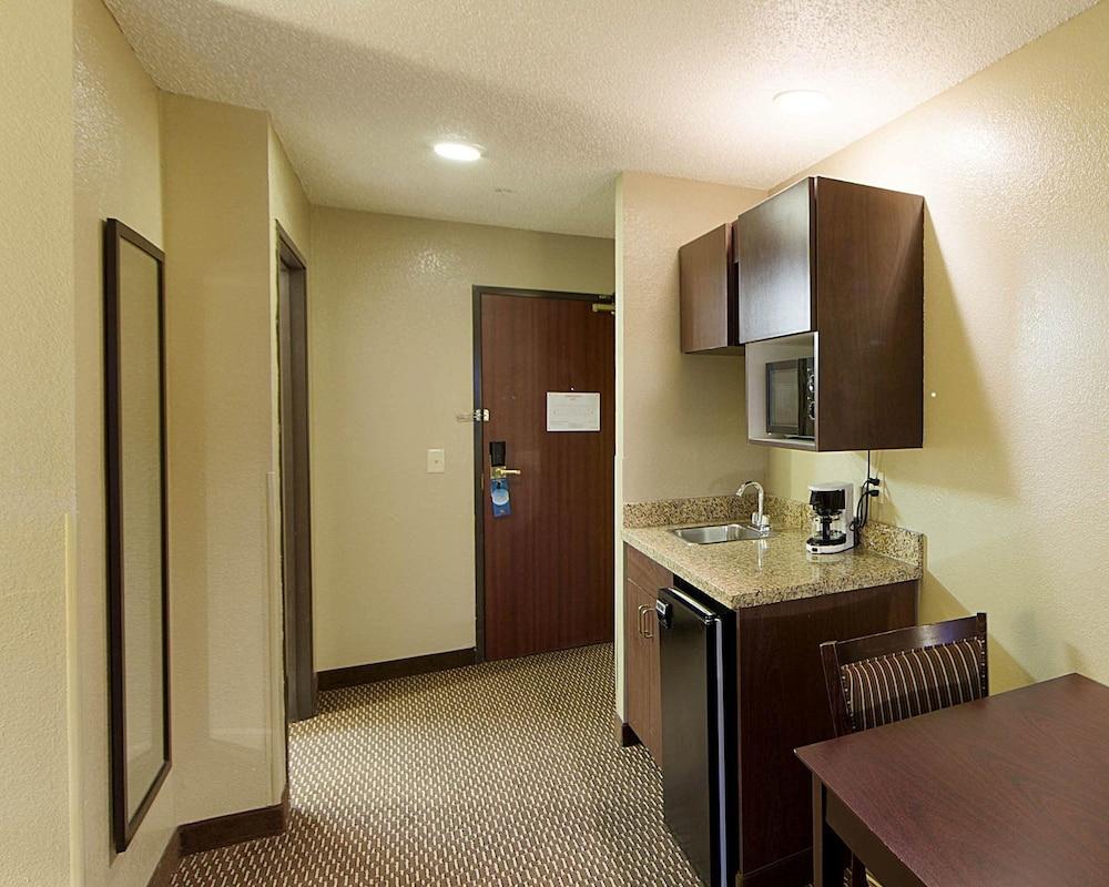 Quality Suites Addison - Dallas photo 35