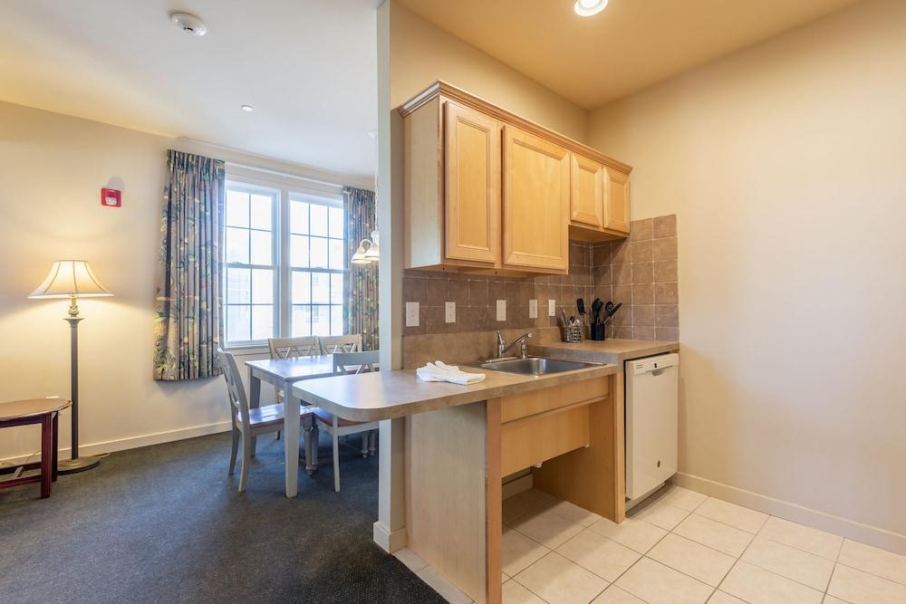 Ebb Tide Suites photo 5