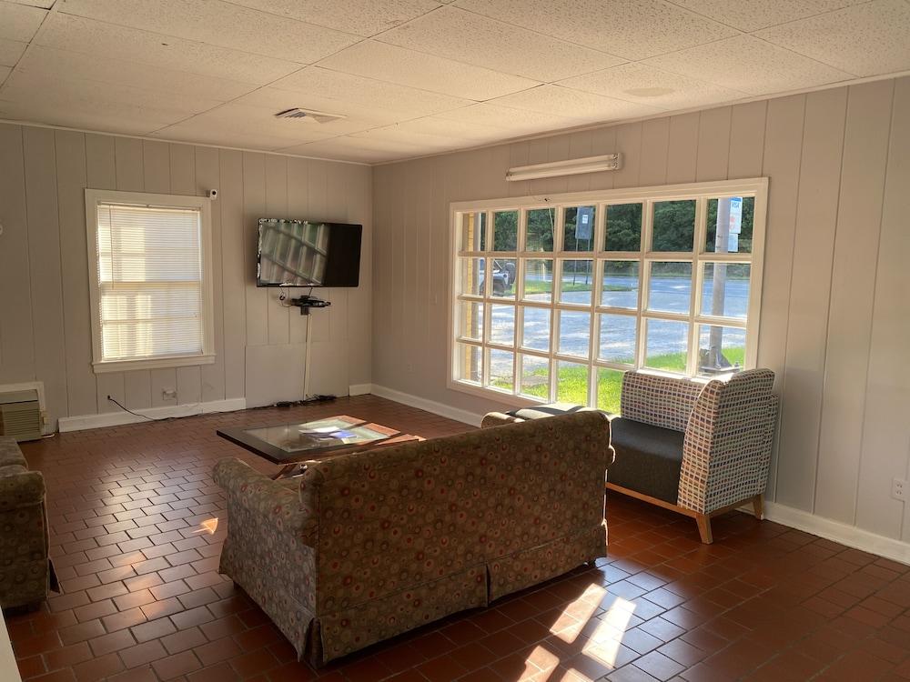 Colonial Manor Motel photo 2
