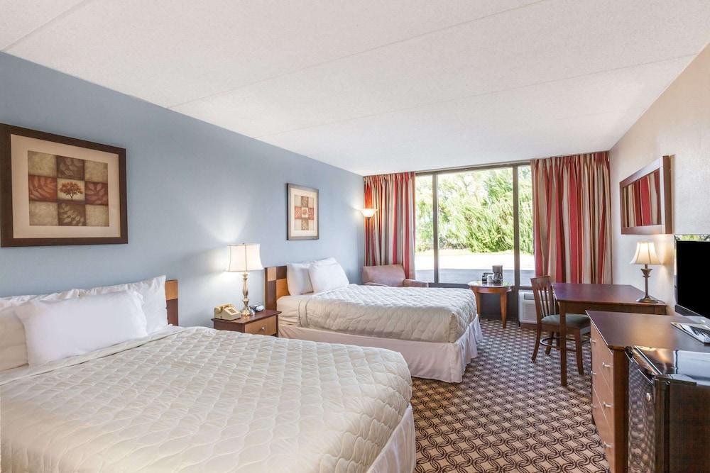 Days Inn by Wyndham Syracuse photo 8