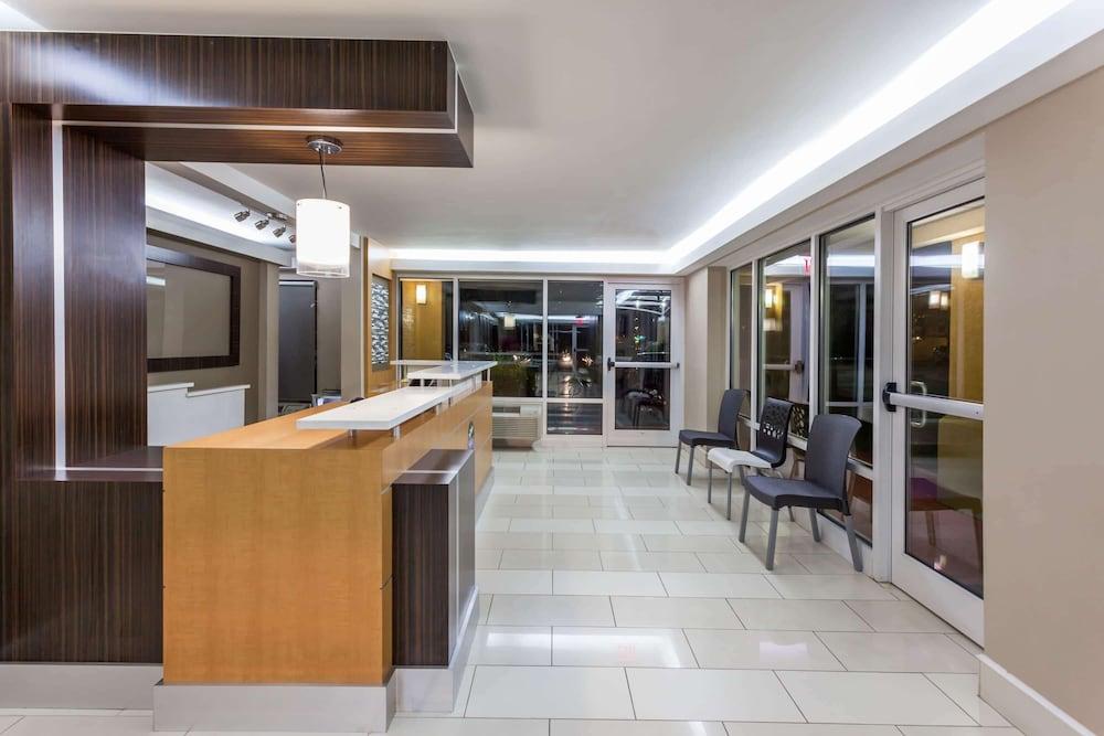 Super 8 by Wyndham Dalton/Convention Center Area photo 2