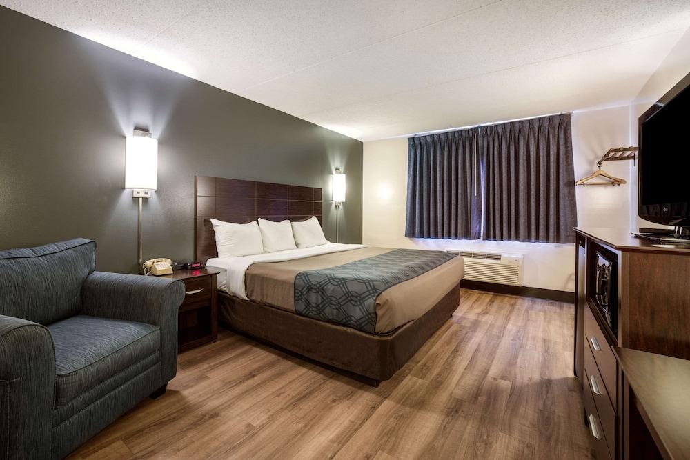 Econo Lodge Darien Lakes photo 10