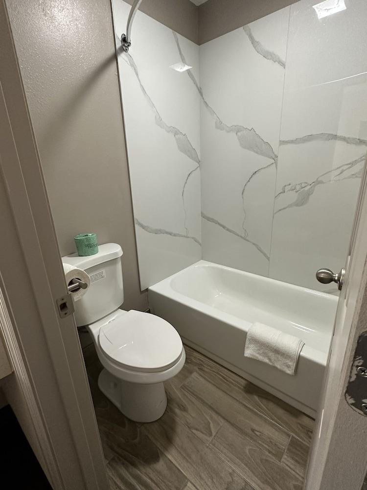 Express Inn & Suites photo 12