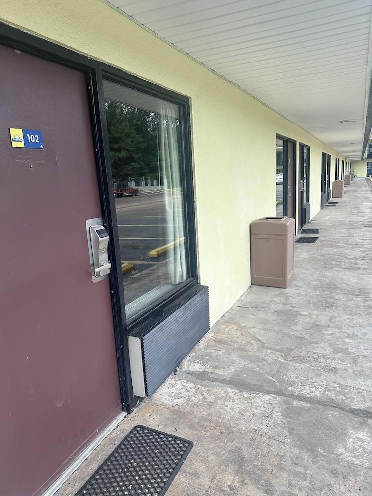 Days Inn by Wyndham Newton MS/I-20 photo 23