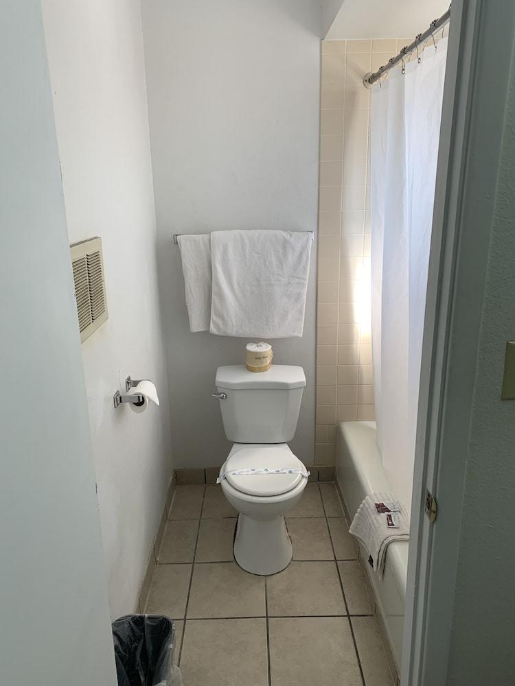 Economy Inn photo 2