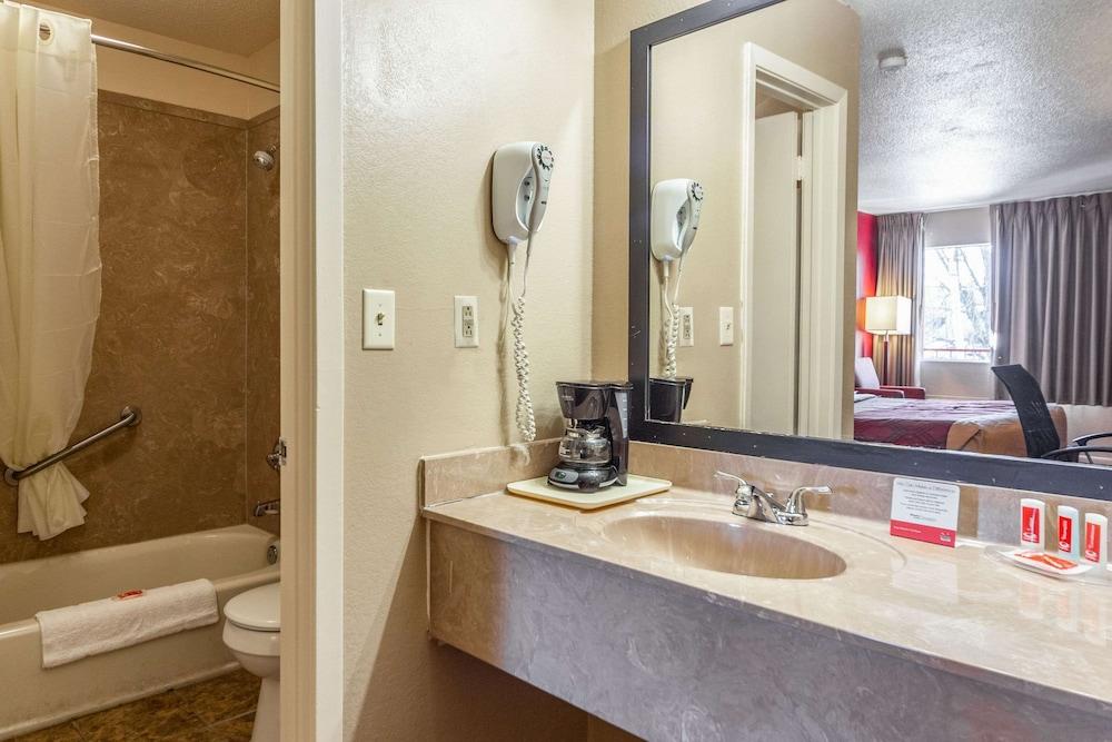 Econo Lodge Meridian South photo 26