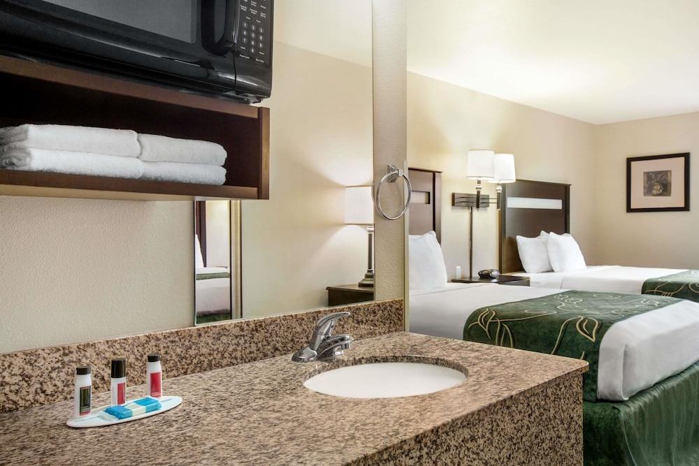 Travelodge by Wyndham Livonia photo 16