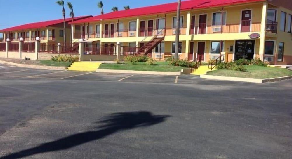Deluxe Inn Airport photo 17