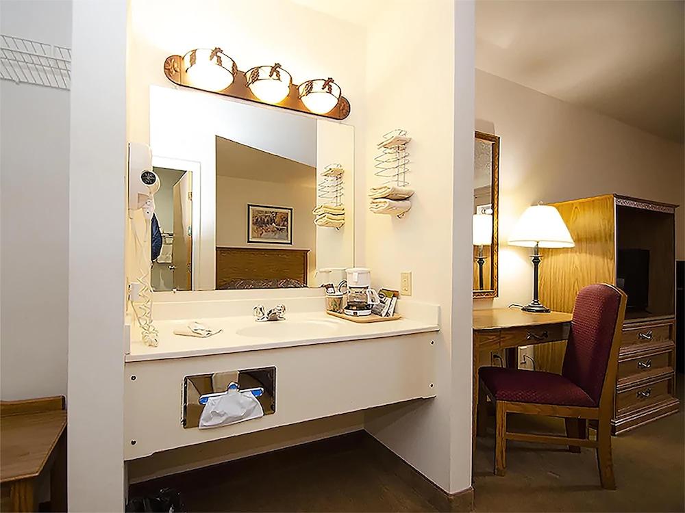 Urbana Inn & Suites photo 17