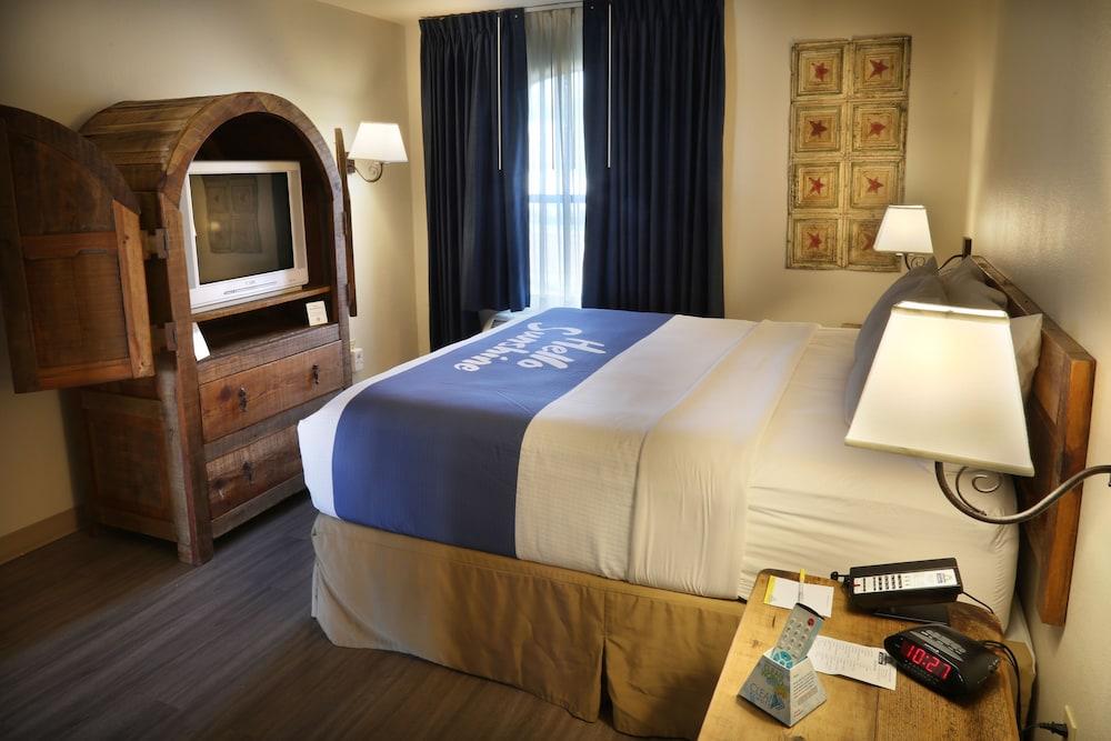 Days Inn & Suites by Wyndham Llano photo 46