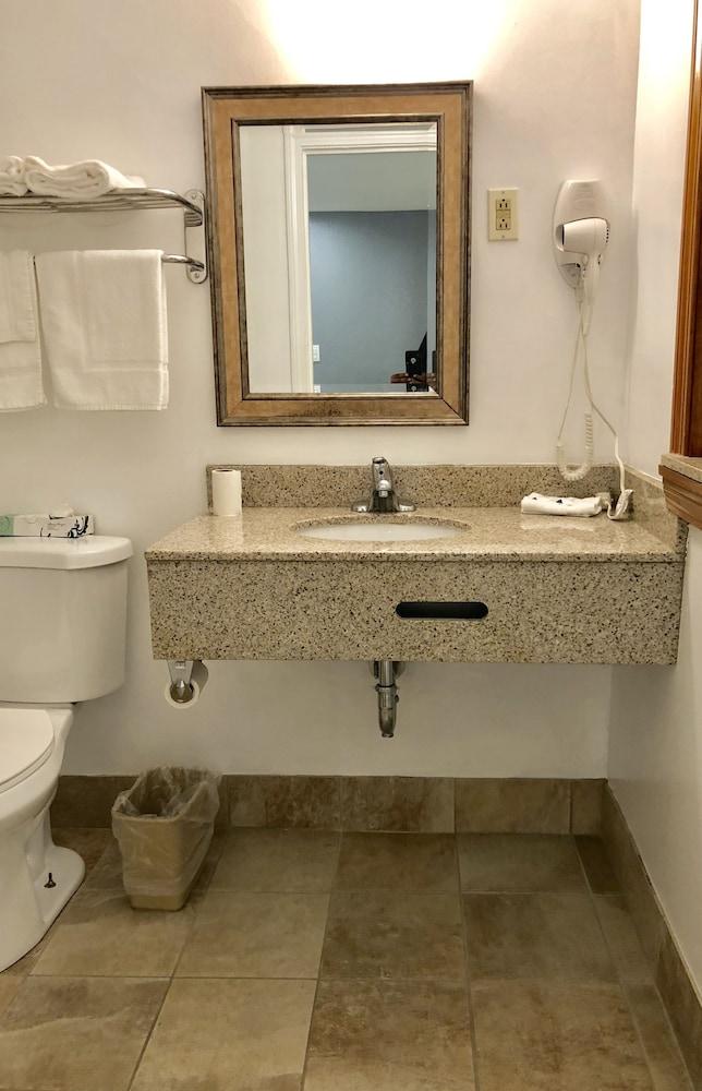 Chisholms Motor Inn photo 16