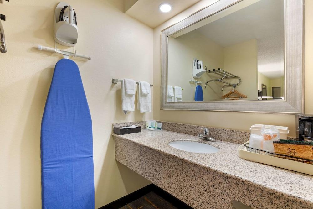 Quality Inn Cleveland North photo 23