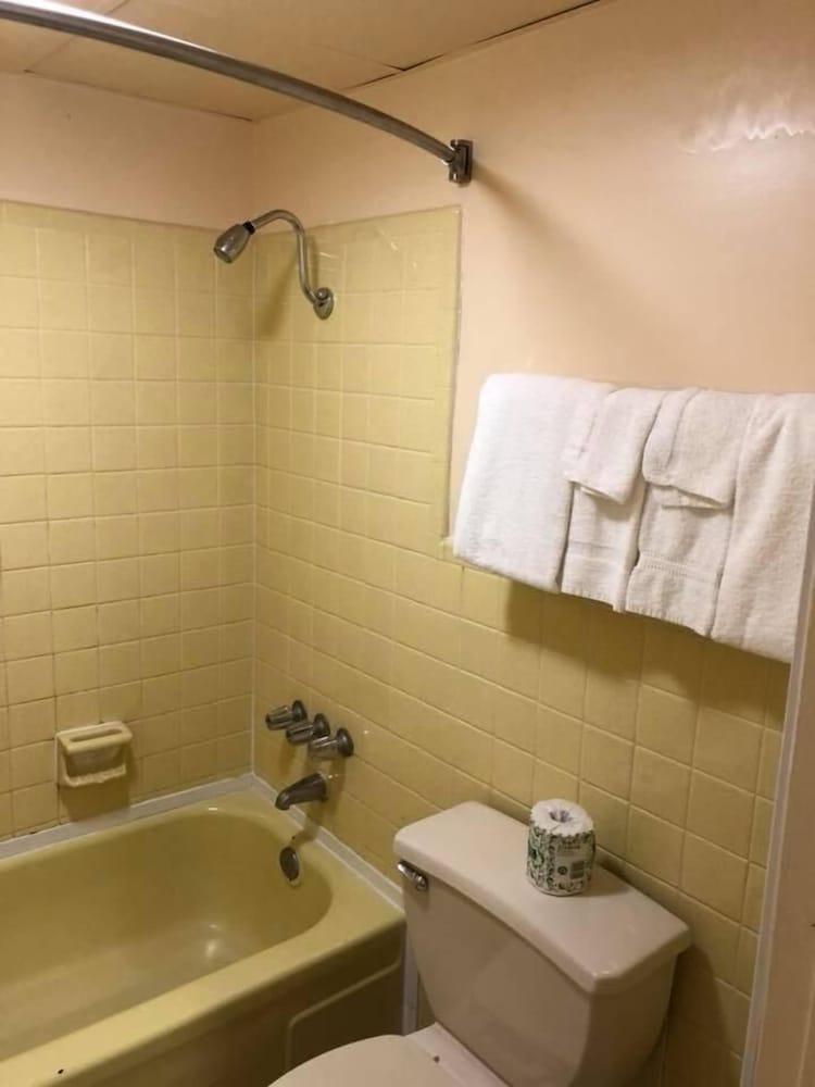 Scottish Inn & Suites photo 38