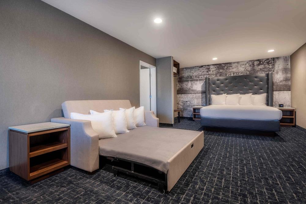 Anaheim Camelot Inn & Suites photo 23