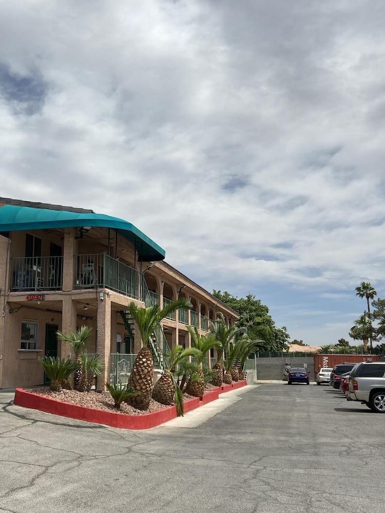 Crown Motel photo 52