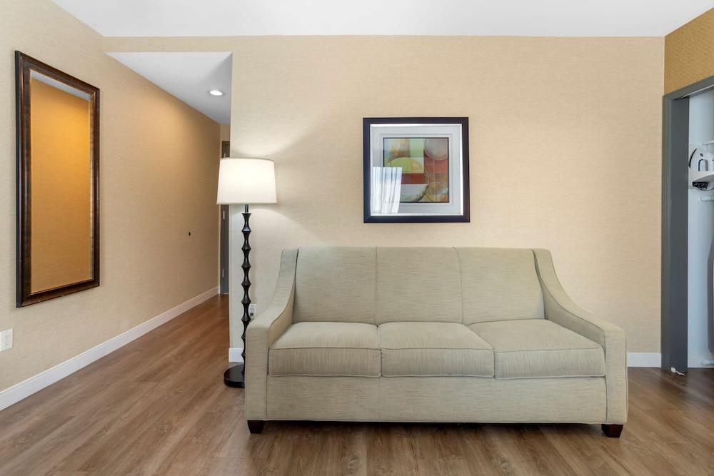 Best Western Plus Plaza Hotel photo 13
